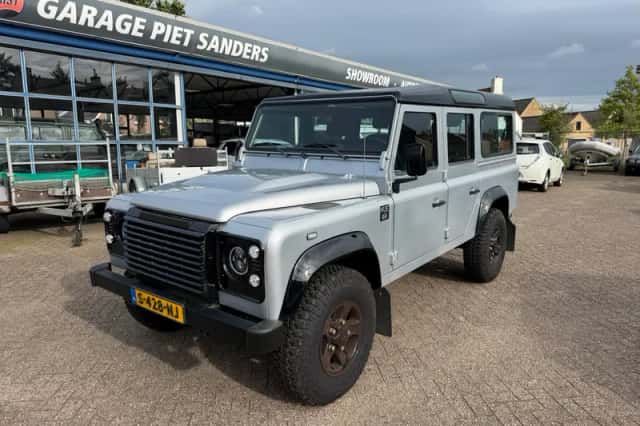 Land Rover Defender (2007) thumbnail 1