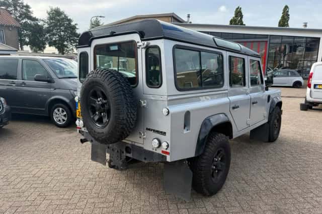 Land Rover Defender (2007) thumbnail 2