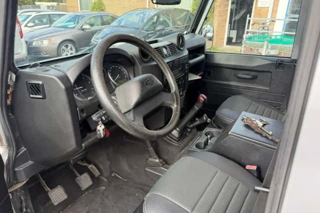Land Rover Defender (2007) thumbnail 3