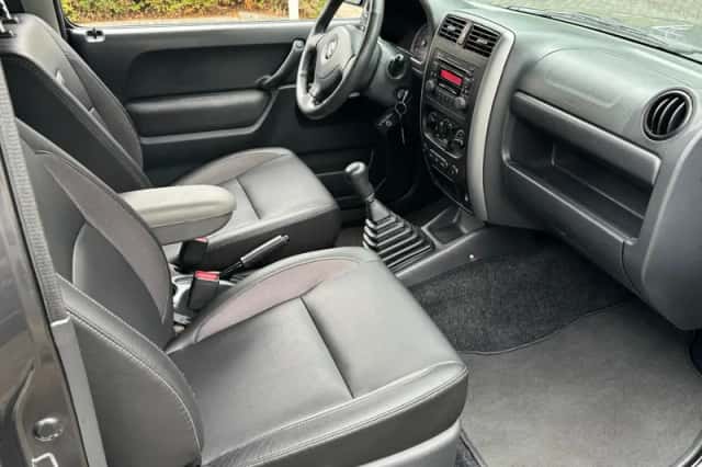 Suzuki JIMNY (2014) thumbnail 3