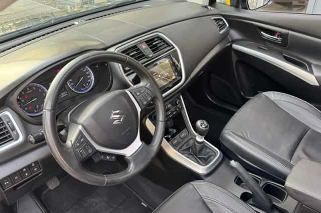 Suzuki S-Cross (2017) thumbnail 3
