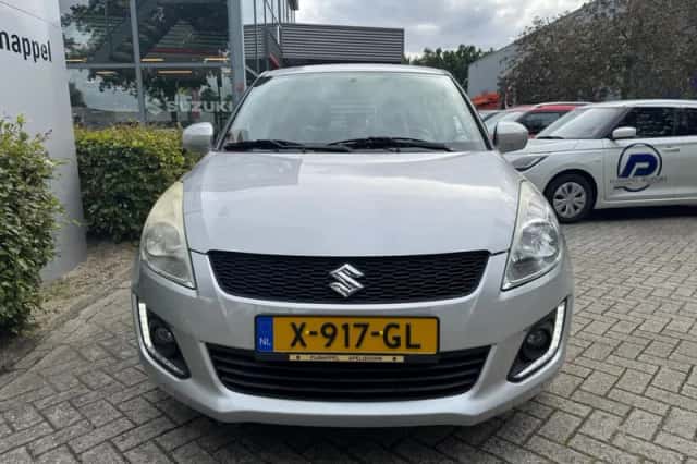 Suzuki Swift (2015) thumbnail 2