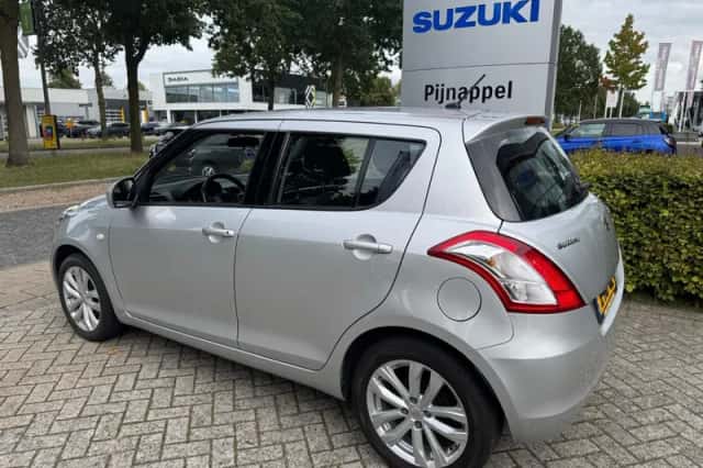 Suzuki Swift (2015) thumbnail 5