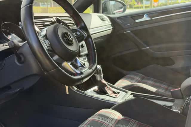 Volkswagen Golf (2016) thumbnail 3