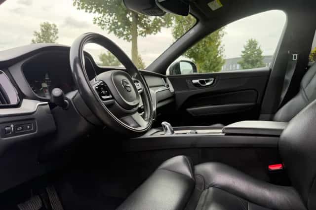 Volvo XC60 (2018) thumbnail 2