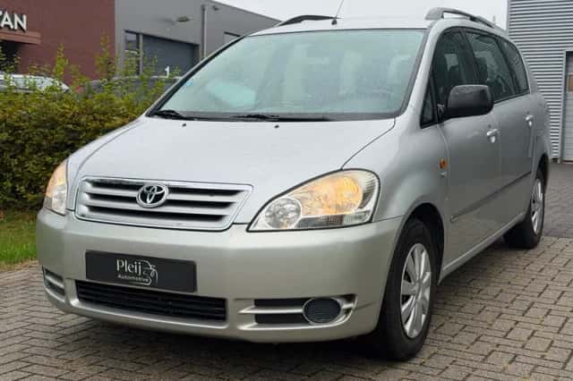 Toyota Avensis Verso (2003) thumbnail 1