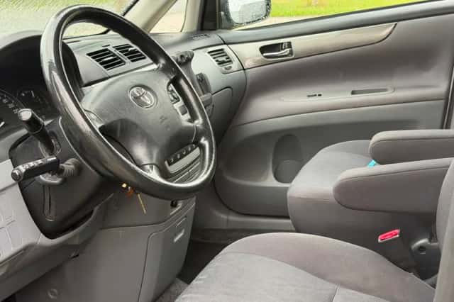 Toyota Avensis Verso (2003) thumbnail 2