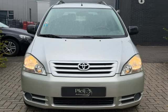 Toyota Avensis Verso (2003) thumbnail 3