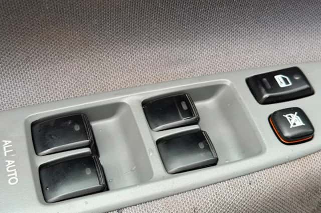 Toyota Avensis Verso (2003) thumbnail 4