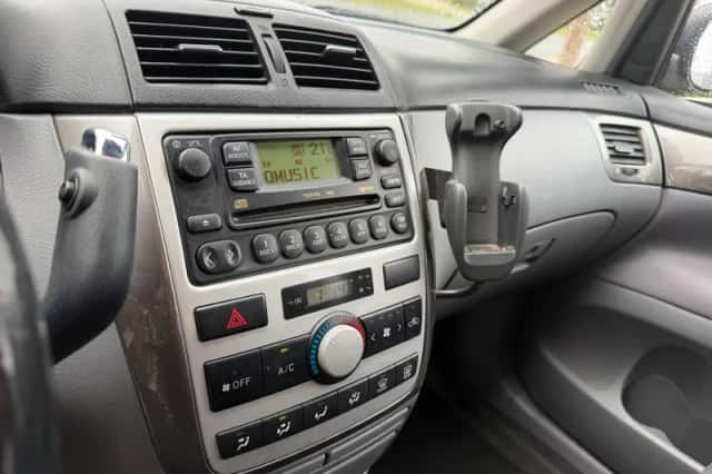 Toyota Avensis Verso (2003) thumbnail 6