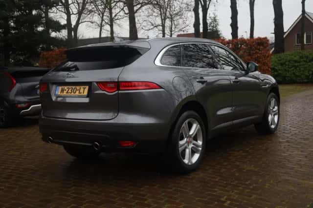 Jaguar F-Pace (2017) thumbnail 3