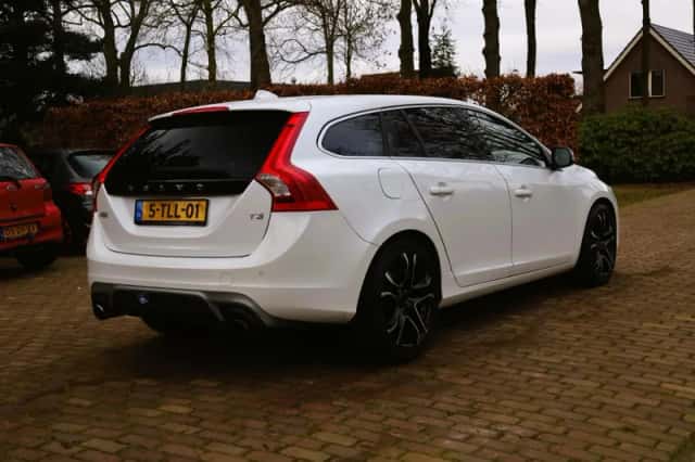 Volvo V60 (2014) thumbnail 3