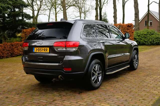Jeep Grand Cherokee (2017) thumbnail 3