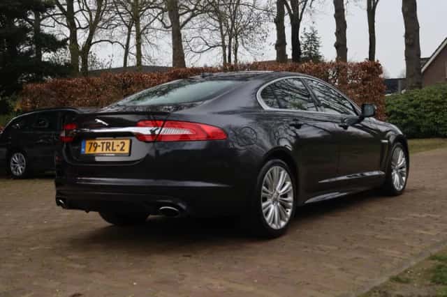 Jaguar XF (2012) thumbnail 3