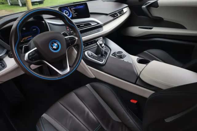 BMW i8 (2015) thumbnail 2