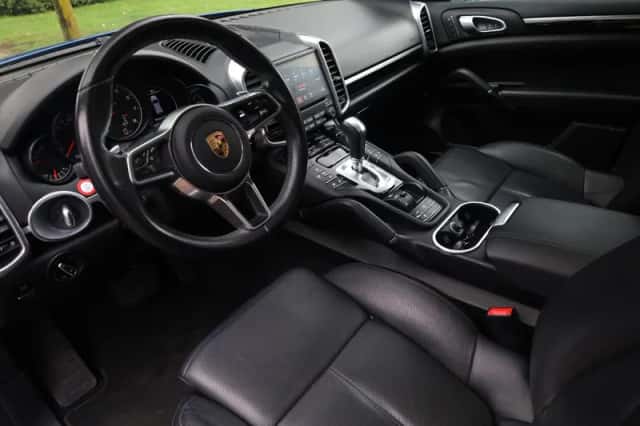 Porsche Cayenne (2017) thumbnail 2