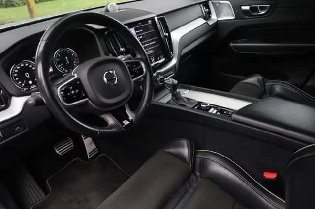 Volvo XC60 (2018) thumbnail 2