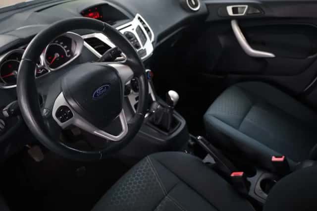 Ford Fiesta (2011) thumbnail 2