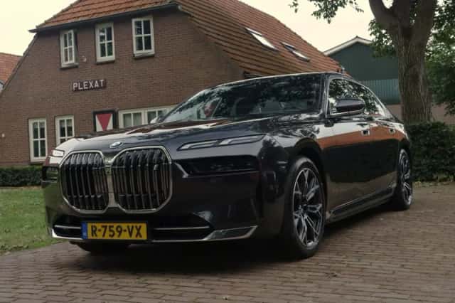 BMW i7 (2022) thumbnail 1
