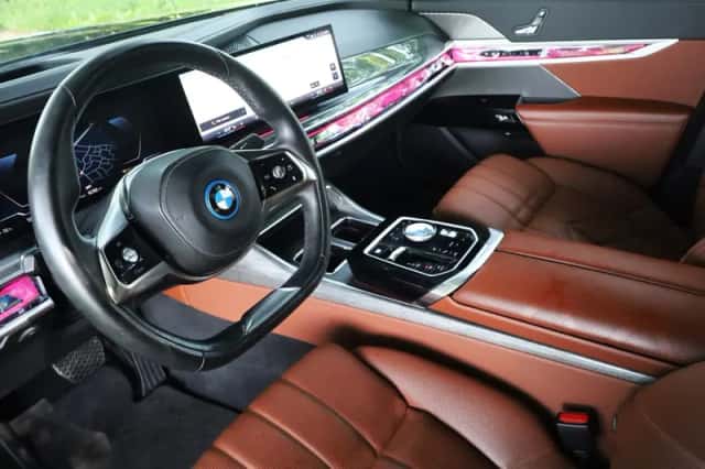 BMW i7 (2022) thumbnail 2
