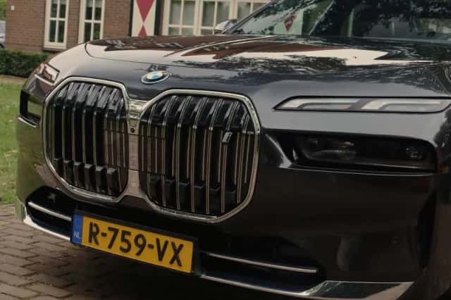 BMW i7 (2022) thumbnail 3
