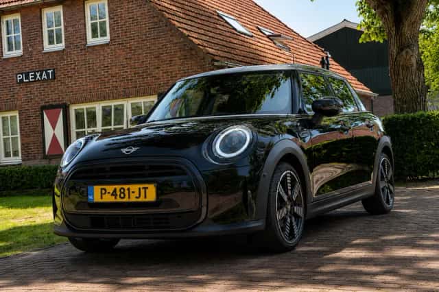 MINI Cooper (2022) thumbnail 1