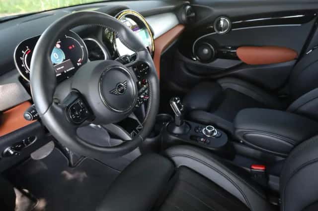MINI Cooper (2022) thumbnail 2