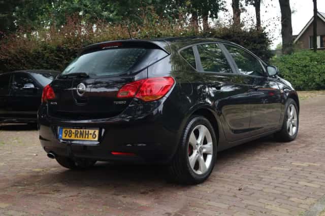 Opel Astra (2011) thumbnail 3