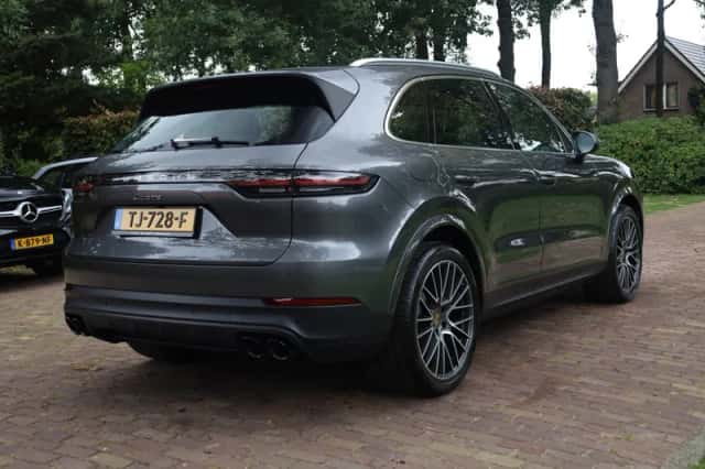 Porsche Cayenne (2018) thumbnail 3