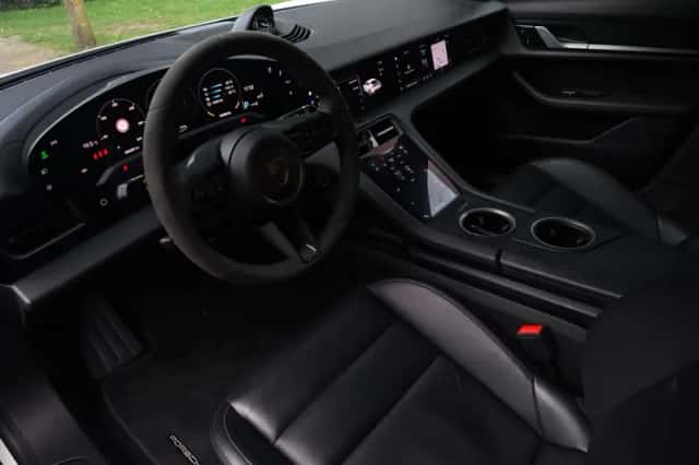 Porsche Taycan (2022) thumbnail 2