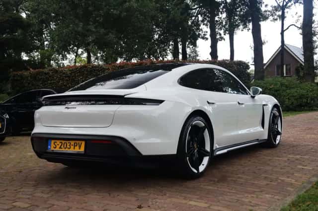 Porsche Taycan (2022) thumbnail 3