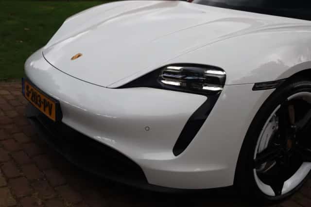 Porsche Taycan (2022) thumbnail 4