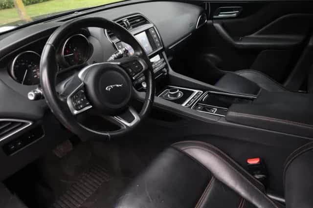 Jaguar F-Pace (2017) thumbnail 2