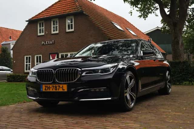 BMW 7-Serie (2015) thumbnail 1