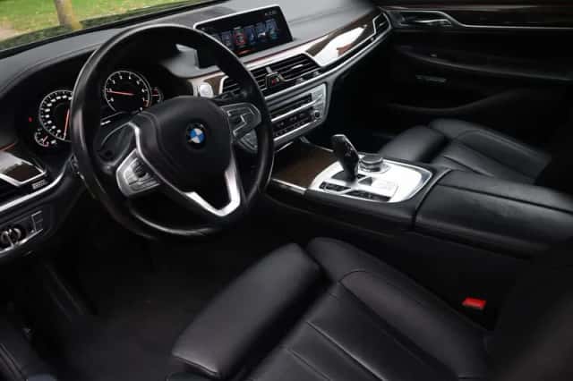 BMW 7-Serie (2015) thumbnail 2