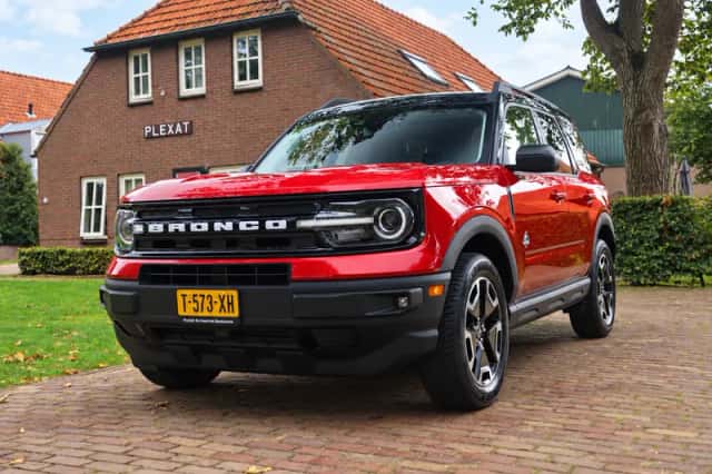 Ford Bronco (2021) thumbnail 1