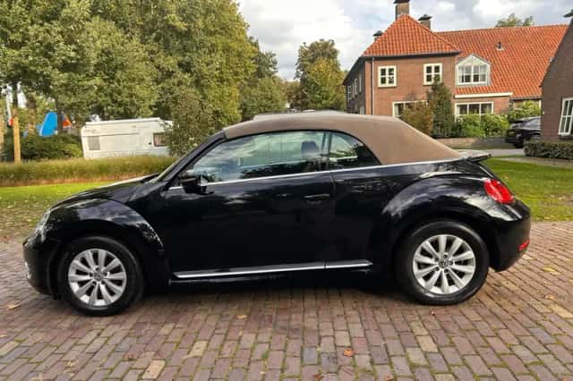 Volkswagen Beetle (2016) thumbnail 5