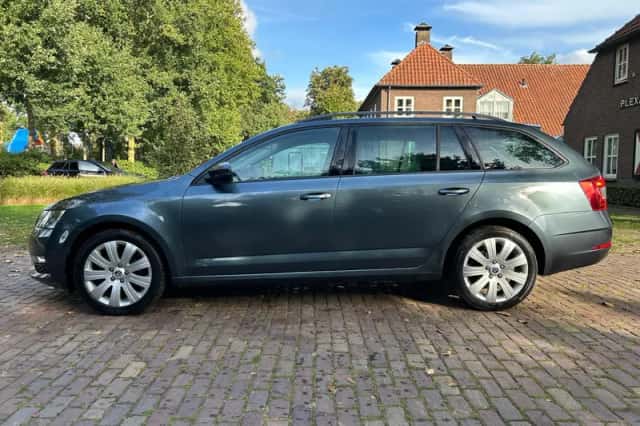 Škoda Octavia (2018) thumbnail 4