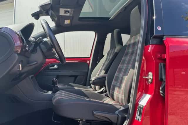 Volkswagen Up! (2019) thumbnail 6