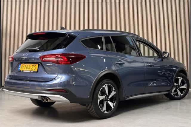 Ford Focus (2022) thumbnail 3