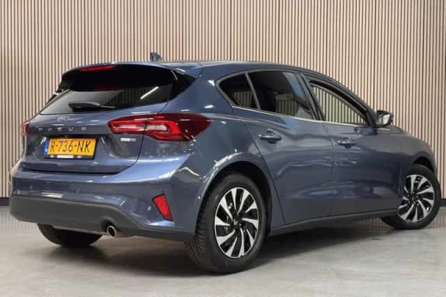 Ford Focus (2022) thumbnail 3