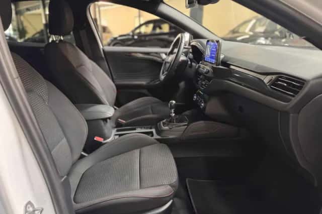 Ford Focus (2021) thumbnail 5