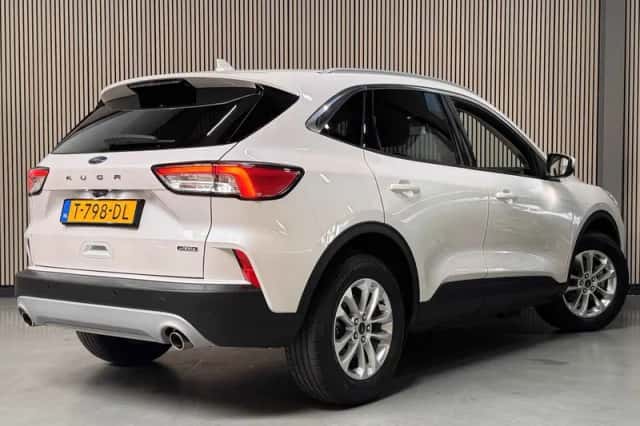 Ford Kuga (2023) thumbnail 3