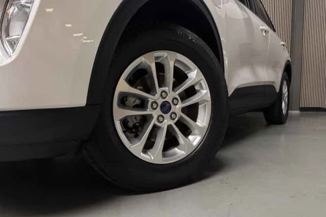 Ford Kuga (2023) thumbnail 4
