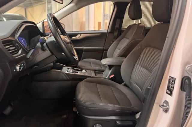 Ford Kuga (2023) thumbnail 6