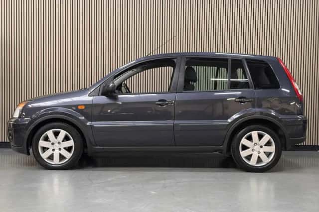 Ford Fusion (2010) thumbnail 2
