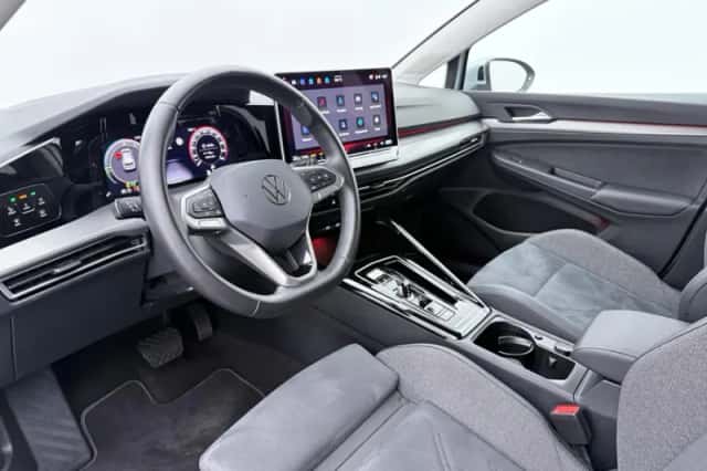 Volkswagen Golf (2025) thumbnail 4