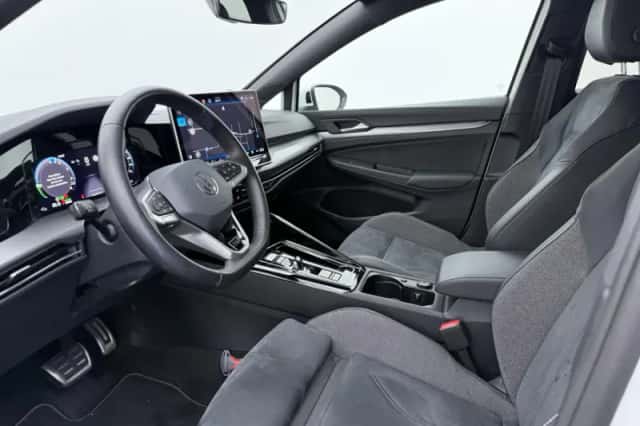 Volkswagen Golf (2024) thumbnail 4