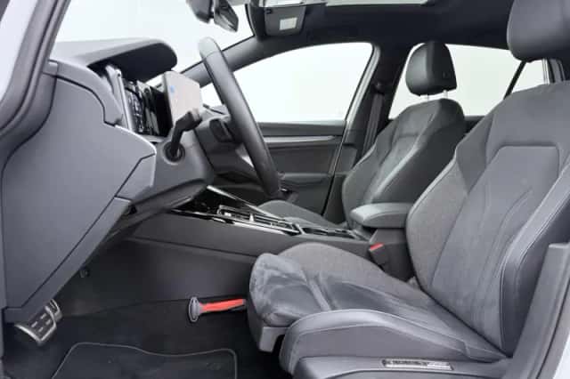 Volkswagen Golf (2024) thumbnail 5