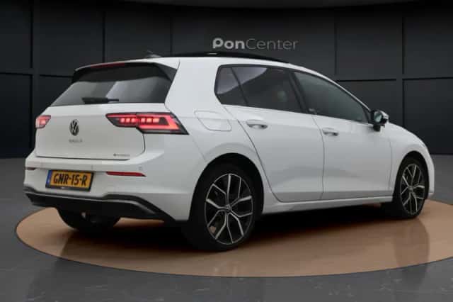 Volkswagen Golf (2024) thumbnail 6